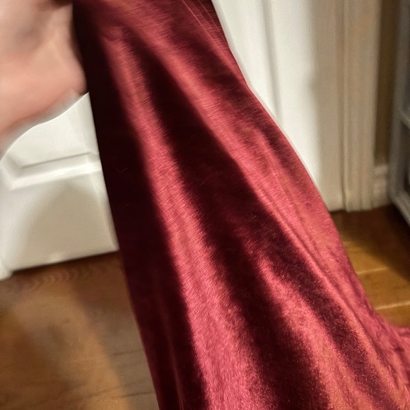 Elegant Burgundy Velvet Skirt Hot Topic - Picture 3 of 4